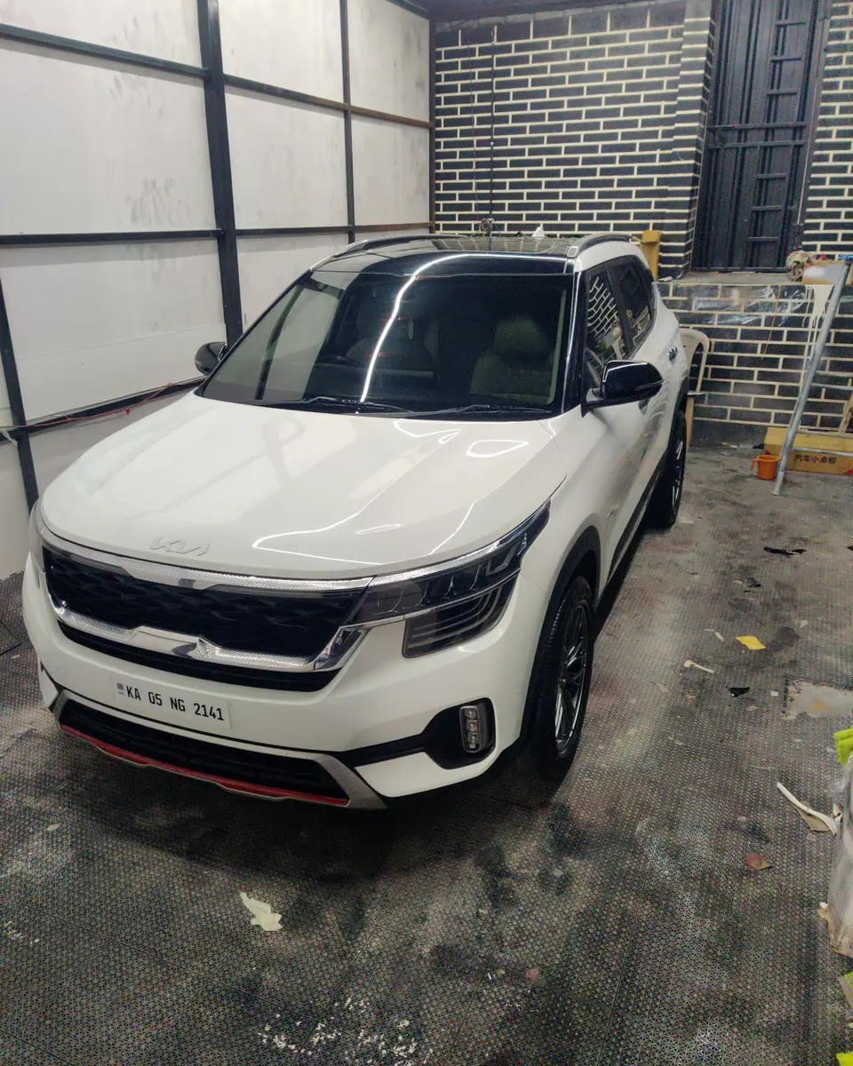 White SUV at the Auto Palette studio
